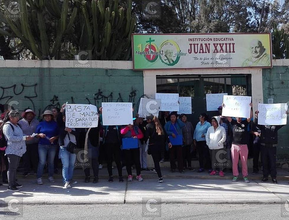 Protestan por cuotas irregulares en colegio: hasta cobran un sol para ir en jean (FOTOS)