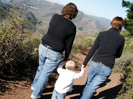 Puerto Rico: Arzobispo apoya sentencia contra adopción por parte de lesbianas