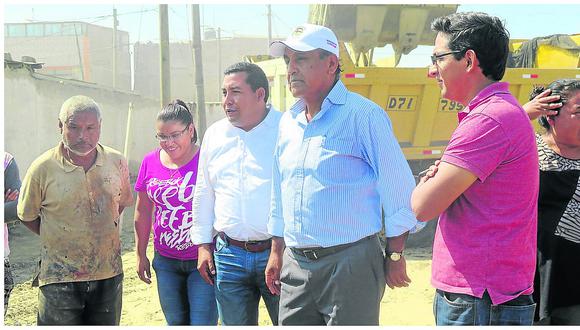 Alcaldes de Huanchaco y La Esperanza llevan ayuda a moradores de Víctor Larco 