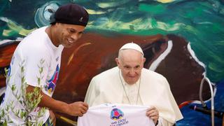 Ronaldinho Gaúcho visitó al Papa Francisco para el anuncio de un partido por la paz