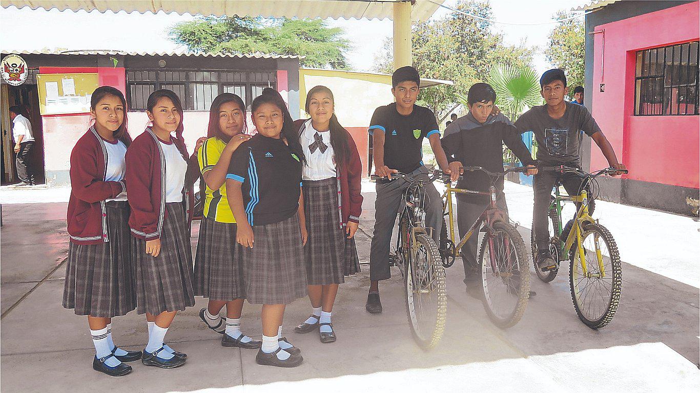 Escolares caminan más de una hora para ir a clases