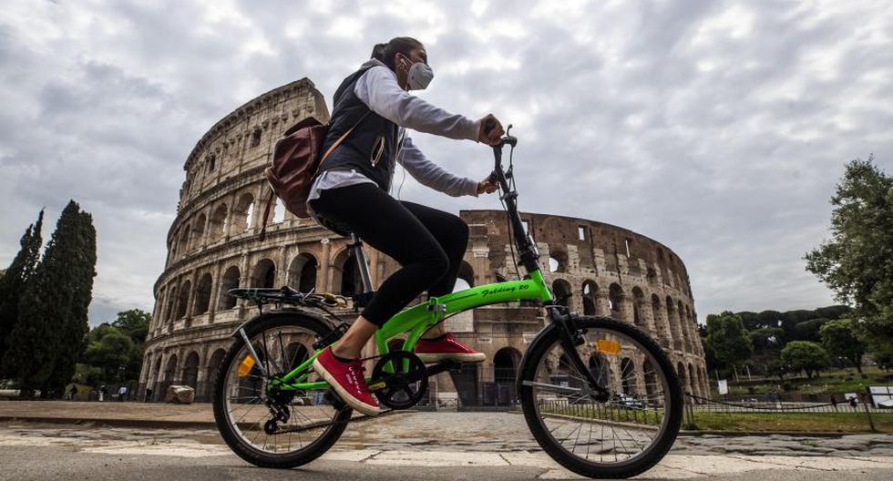 Ciclistas son vistos frente al Coliseo durante la pandemia de coronavirus en Roma, Italia, el 10 de mayo de 2020. (EFE/EPA/ANGELO CARCONI).