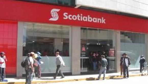 Juliaca: Se le cae arma en la puerta del banco scotiabank