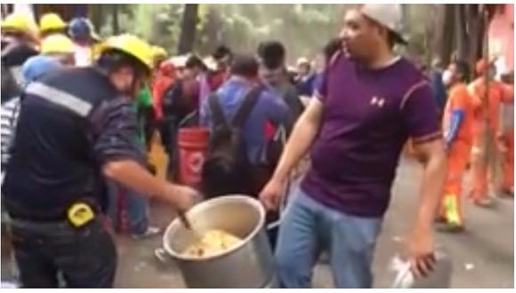 Terremoto en México: Humilde vendedor de tamales regaló sus productos a rescatistas (VIDEO)