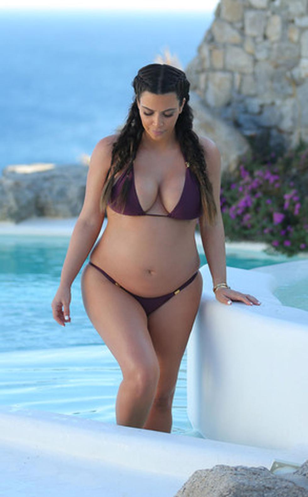 Kim Kardashian luce su embarazo en un pequeño bikini (FOTOS