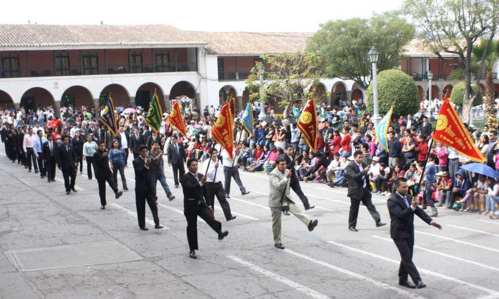 Ex alumnos desfilaron con orgullo mariscalino