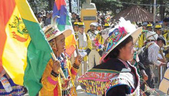 Bolivianos
 amenazan a
 peruanos