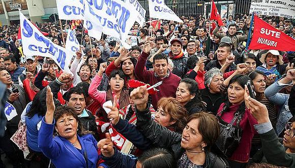 Al menos 6,500 maestros de la provincia del Santa se suman a huelga 