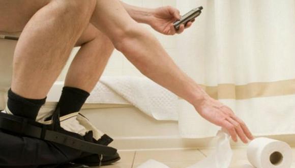 Instituto Nacional de Salud: ​usar el celular en el baño es un riesgo para la salud