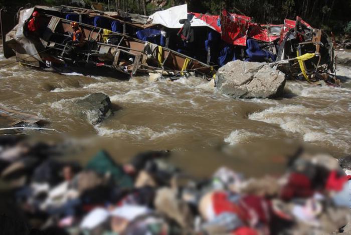 Caída de bus deja al menos 33 muertos