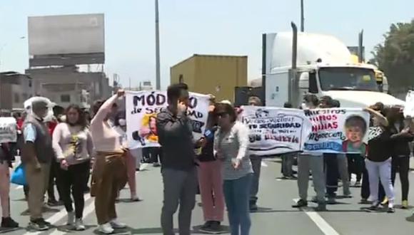 Vecinos de Nueva Caja de Agua, del Cercado de Lima, bloquearon tránsito vehicular al bloquear Vía Evitamiento. (Foto:@LIMAEXPRESA)