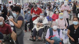 Centenares de adultos mayores de 80 años participaron en la primera jornada de vacunación territorial (FOTOS)