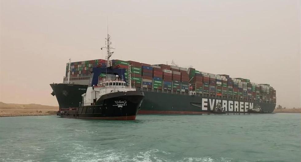 El Canal de Suez de Egipto permanece bloqueado por un gran buque portacontenedores . (Foto: EFE).