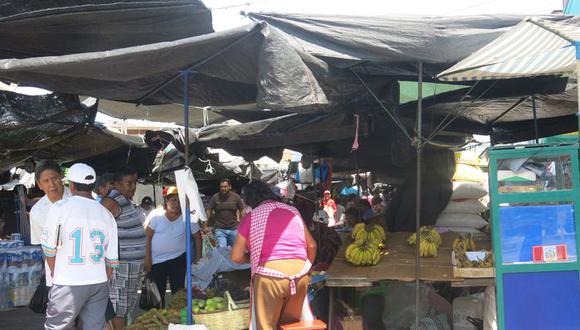Miles de compradores arriesgan sus vidas en el mercado Pacocha