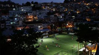 Pelé inaugura cancha que se ilumina con movimiento de jugadores