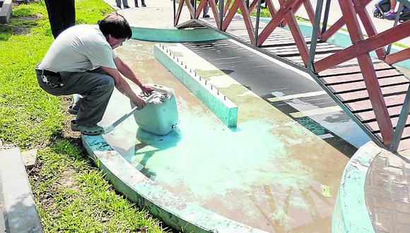 Vecinos desesperados por falta de agua recogen líquido no apto para el consumo