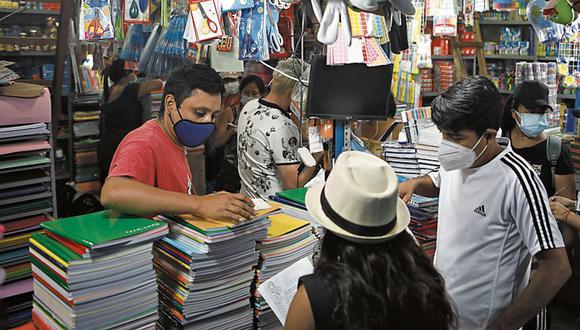 cientos de personas acuden a comprar útiles escolares en galería en mesa redonda, Cercado de Lima. foto: joel alonzo/gec