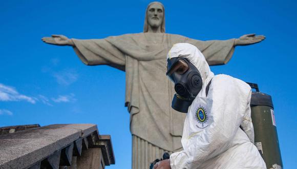 Soldados del ejército brasileño hacen desinfección en el Cristo Redentor en la ciudad de Rio de Janeiro (Brasil). (EFE/Fernando Maia/Archivo).