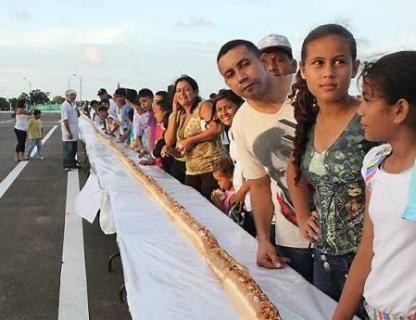 Colombia: 'Pan con hot dog' de 273.5 metros aspira ser el más grande