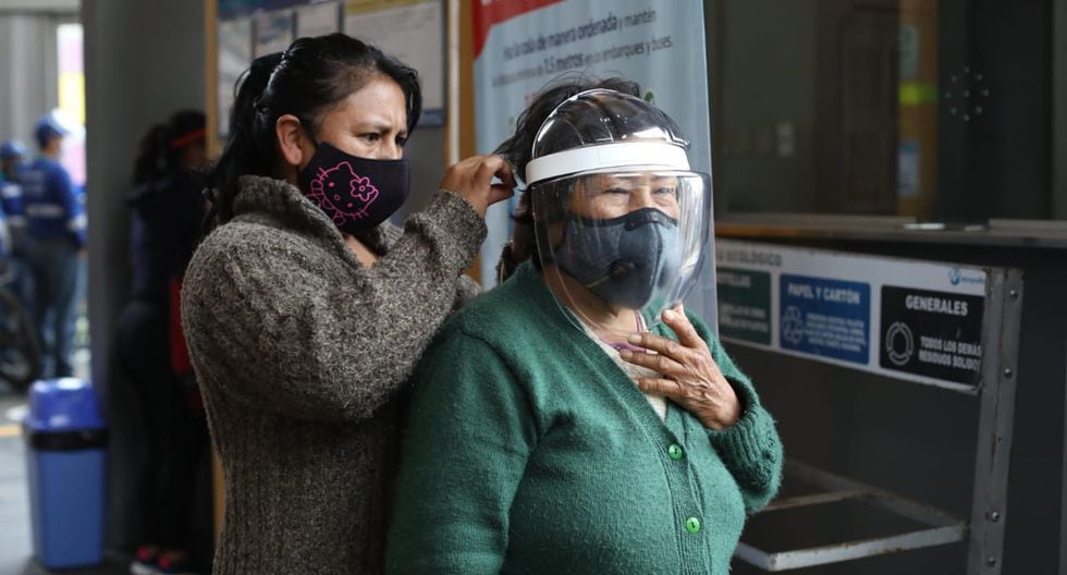 Del lote de 5.000 protectores faciales donados, unos 500 fueron distribuidos a usuarios que acudieron hoy a la estación Matellini, en Chorrillos. (Foto: Britanie Arroyo/GEC)
