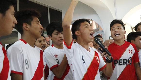 Perú Vs. Escocia: escolares alientan a selección peruana (VIDEO)