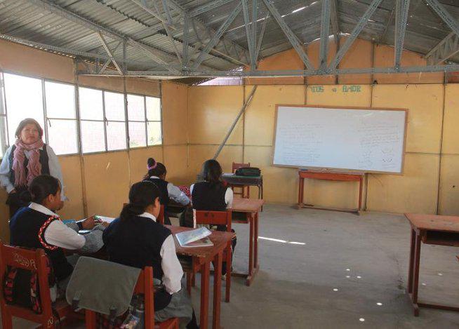 Niños de Pampa Inalámbrica estudian en condiciones precarias