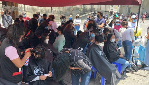 Arequipeños se cortan el cabello para donar y ayudar en la limpieza del derrame de petróleo| Foto: Soledad Morales