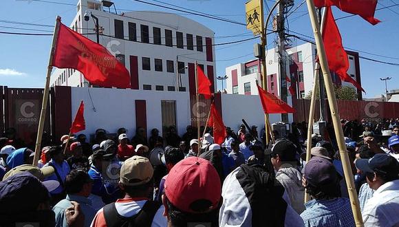 Protestan frente al Gobierno Regional de Arequipa