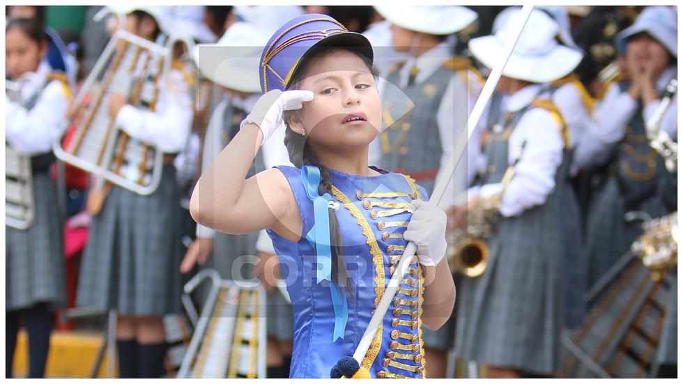 'Pérez' y  'Carhuancho' se juntan en desfile por aniversario en Huancayo (FOTOS)