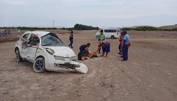 Vehículo y ocupantes resultaron con serios daños en medio del arenal. (Foto: Difusión)