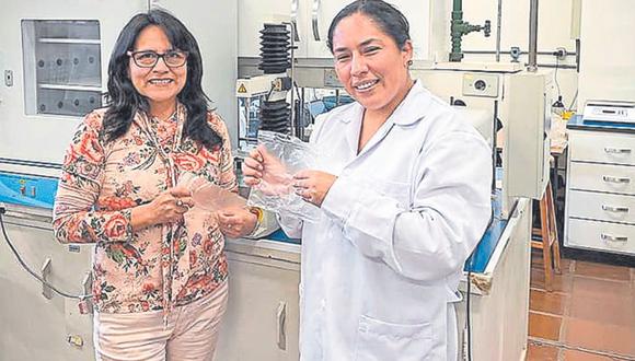 Proyecto para elaborar bolsas biodegradables a base de almidón de papa, de las exalumnas Dalia Gallardo y Delia Tapia, obtuvo el primer lugar de premio Proactivo 2022.