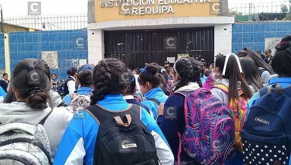 Alumnas de colegio Arequipa no dan marcha atrás a protesta
