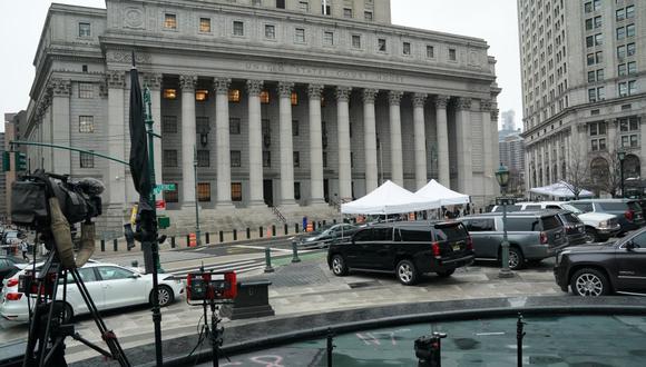 Miembros de los medios de comunicación se sientan en vehículos frente al Palacio de Justicia Federal Thurgood Marshall en el bajo Manhattan mientras continúan las deliberaciones del jurado en el juicio de Ghislaine Maxwell el 29 de diciembre de 2021 en Nueva York. (Foto de Bryan R. Smith / AFP).