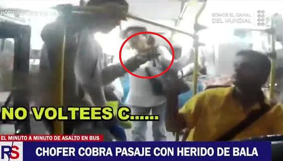 Delincuentes armados asaltaron a pasajeros de bus y hieren a policía (VIDEO) 