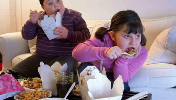 México: Prohíben anuncios de comida "chatarra" en horario infantil