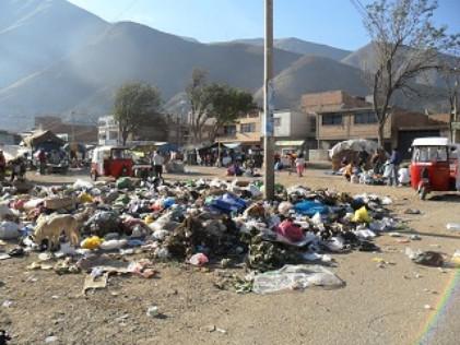 Huancavelica: Arrojan 13 toneladas de basura a la carretera  
