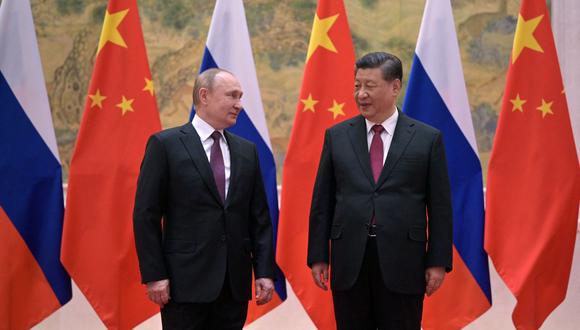 El presidente ruso Vladimir Putin (L) y el presidente chino Xi Jinping posan durante su reunión en Beijing. (Foto de Alexei Druzhinin / Sputnik / AFP)