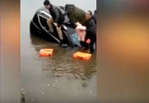 ​YouTube: Padre realiza arriesgada acción para evitar que su bebé se ahogue en un río