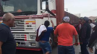 Arequipa: Bloqueos y agresiones en primer día de paro de camioneros (VIDEO)