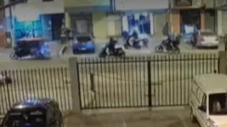 Ate: delincuentes en moto irrumpen en negocios y asaltan en manada a clientes (VIDEO)