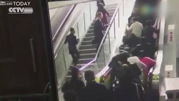 ​China: Registran impactante accidente en escalera eléctrica (VIDEO)