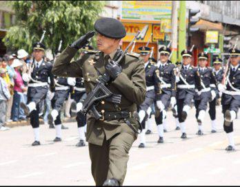 Colegio Juan Valer encabeza desfile