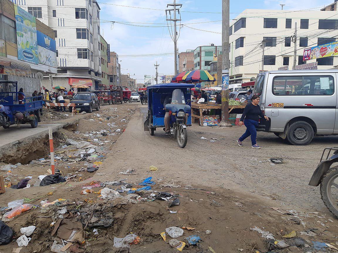 Chiclayo: Abandonan obra en medio de concurrida vía de Moshoqueque