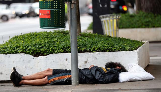 Son varias oenegés las que albergan a las personas sin casa. Sin embargo, miles se quedan fuera. (EFE).