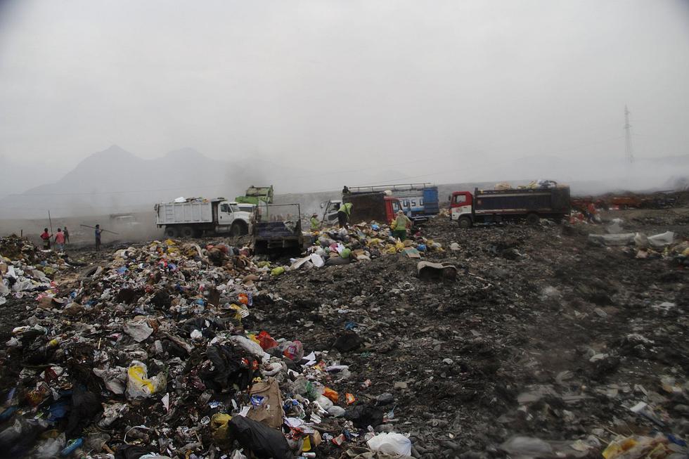 Colapsa relleno sanitario en El Milagro y trabajadores optan por quemar la basura (FOTOS)