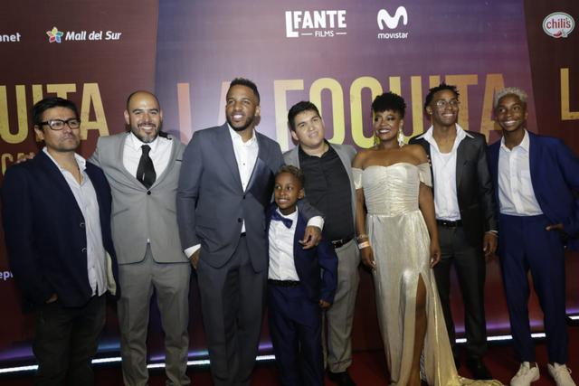 Jefferson Farfán posó junto al elenco de su película en la alfombra roja.