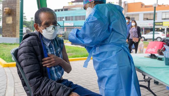 Debido a que muchas personas no están yendo a los vacunatorios, en Surco se ha optado por llevar los médicos a los vecinos. Foto: Municipalidad de Surco