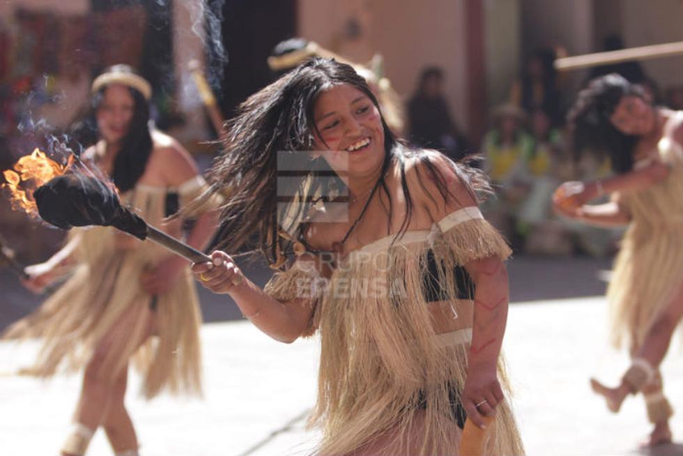 Colegio Mariátegui celebra aniversario con desfile y danzas
