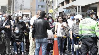 Desorden y largas colas en centro de vacunación de la clínica San Pablo, en Surco