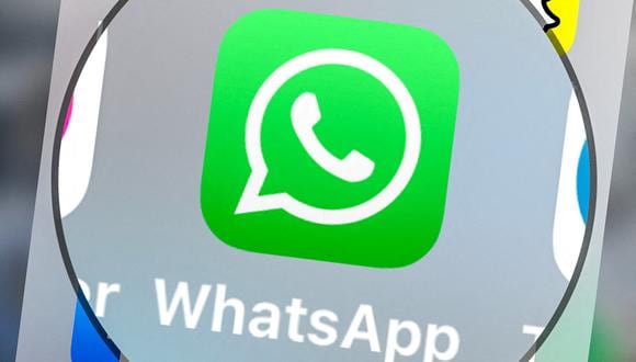 Esta fotografía tomada el 23 de marzo de 2022 muestra el logotipo del software de mensajería instantánea del servicio de llamadas y mensajes móviles Whatsapp en una tableta en Lille, en el norte de Francia. (Foto de DENIS CHARLET / AFP)